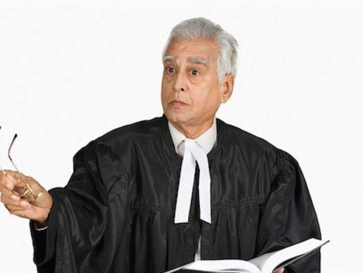 दरअसल कल कोर्ट को अनुशासन और आत्म विश्वास का प्रतीक माना जाता है इसके साथ ही काले रंग को ताकत और अधिकार का प्रतीक भी माना जाता है. इसलिये ही वकील और जज काले रंग के कोर्ट में दिखाई देते हैं.