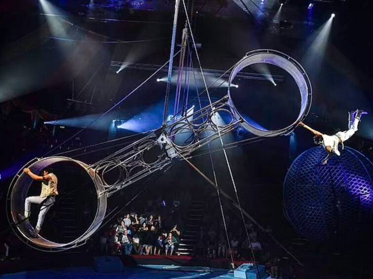 Acrobat Falls 33 Feet From Giant Wheel Of Death in UK Video Goes Viral 30 అడుగుల జియాంట్‌ వీల్‌పై స్టంట్‌లు, అదుపు తప్పి పడిపోయిన యువకుడు - షాకింగ్ వీడియో