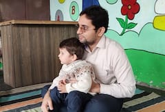 Dahod: હાથમાં બાળકને તેડીને અચાનક આંગણવાડીએ પહોંચ્યા આ IAS, કારણ જાણીને તમે પણ કરશો સલામ