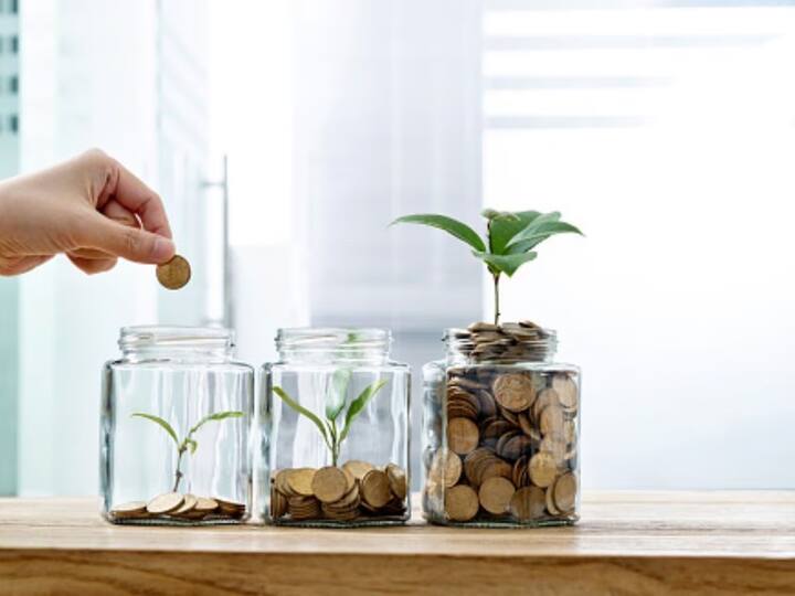 एसआईपी : निवेश का दूसरा रास्ता एसआईपी (Systematic Investment Plan) है. आप म्यूचुअल फंड में एसआईपी के जरिए थोड़ा-थोड़ा निवेश कर सुकून से अपनी जिंदगी जी सकते हैं.