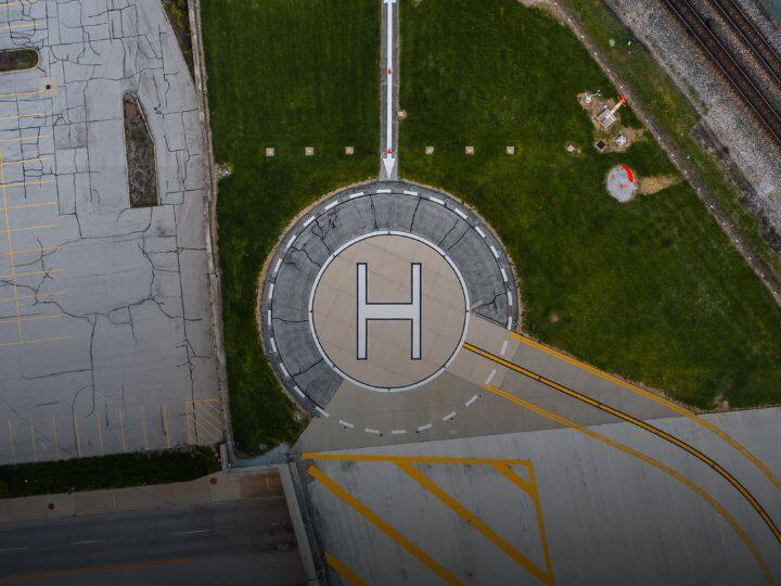 यह चिन्ह गोलाकार होता है, जो इस बात का संकेत देता है कि हेलीकॉप्टर को इसके अंदर लैंड करवाना है. इस गोल घेरे के अंदर इंग्लिश भाषा का H अक्षर लिखा होता है. क्या आपने कभी सोचा है कि आखिर लैंडिंग वाली जगह पर H क्यों लिखा जाता है? एक नजरिए से यहां लैंडिंग के लिए L या पार्किंग के लिए P अक्षर होना चाहिए. लेकिन इस H का क्या मतलब है?