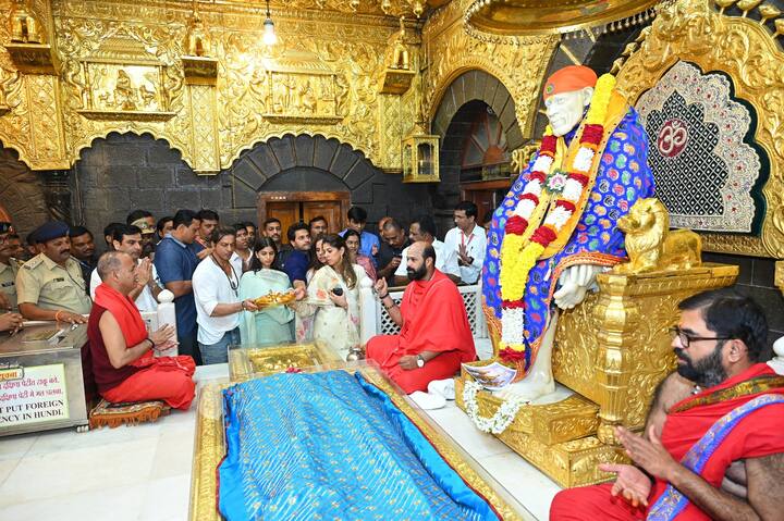 बॉलिवूडचा बादशाह शाहरुख खानने 'डंकी' या सिनेमाच्या रिलीजआधी शिर्डीत जाऊन साईबाबांचं दर्शन घेतलं आहे.