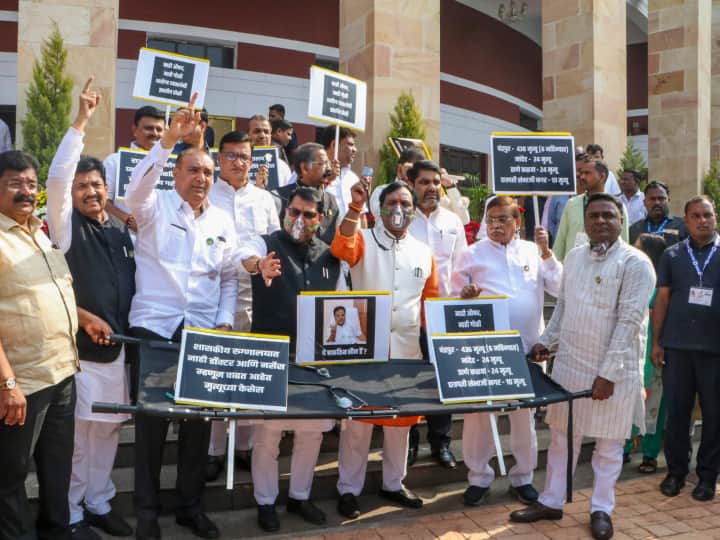 Maharashtra Oppn leaders stage protest against Eknath Shinde govt over unemployment exam paper leaks Maharashtra: 'बेरोजगारी और पेपर लीक PM मोदी की गारंटी', विपक्ष ने कसा तंज, महाराष्ट्र सरकार के खिलाफ किया प्रदर्शन