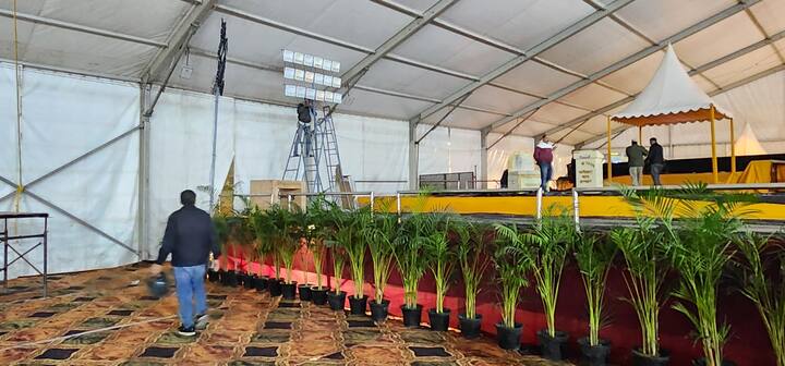 बस से आने वाले लोग मानसरोवर गार्डन या दिलशाद गार्डन बस स्टॉप पर उतर कर आयोजन स्थल तक पहुंच सकते हैं. वहीं निजी वाहनों से आने वाले लोगों के लिए पार्किंग की भी पर्याप्त व्यवस्था की गई है. आयोजन स्थल के पास स्थित तीन बड़े ग्राउंड में पार्किंग बनाया जा रहा है, जहां वाहनों से आये लोग अपने वाहनों को पार्क कर कार्यक्रम स्थल तक जा सकेंगे.