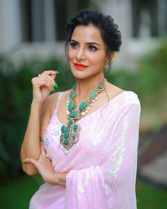 Ashu Reddy Photos: అషూ రెడ్డి గ్లామర్ షో