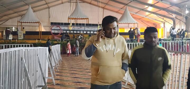 कार्यक्रम स्थल तक मेट्रो, बस, ऑटो कैब या फिर निजी वाहनों से भी आसानी से पहुंचा जा सकता है. कार्यक्रम स्थल का सबसे नजदीकी मेट्रो स्टेशन कड़कड़डूमा और कड़कड़डूमा कोर्ट है, जहां लोग दिल्ली के किसी भी कोने से आराम से पहुंच सकते हैं और फिर आयोजन में शामिल हो सकते हैं.