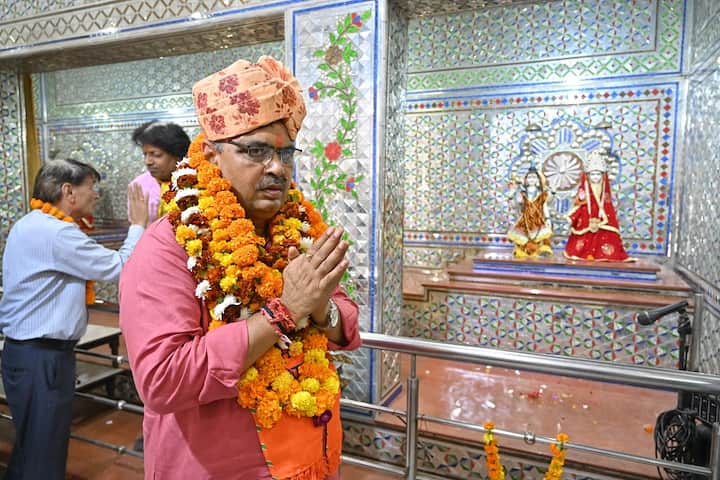 राजस्थान के नए मुख्यमंत्री भजनलाल शर्मा ने चुनाव आयोग को बताया कि उनके पास कुल डेढ़ करोड़ रुपये की संपत्ति है. इसमें सोना-चांदी, जेवर, गाड़ी, घर और बैंक बैलेंस शामिल हैं. वह श्री कृष्ण कन्हैया एंड कंपनी के मालिक भी हैं.