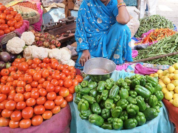 आलू प्याज के अलावा बाकी सब्ज़ियां भी आम आदमी की जेब का खर्च बढ़ा सकती हैं. लहसुन, टमाटर। शिमला मिर्च और गोभी जिसकी सर्दियों के मौसम में बहुत खपत होती है. इनके भी भाव बढ़ने के आसार हैं.