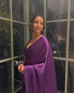 पर्पल साडी पर डीप नेक ब्लाउज पहन एनिमल की 'भाभी 2' ने दिखाई अदाएं, Tripti Dimri की हसीन तस्वीरों पर दिल हार रहे फैंस