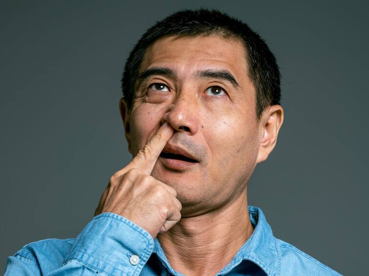 Picking nose increase risk alzheimers disease Picking Nose: ముక్కులో వేలుపెట్టి అలా చేస్తున్నారా? జాగ్రత్త, ఆ వ్యాధి మిమ్మల్ని వెంటాడుతుంది