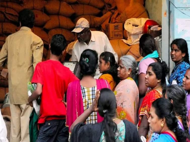 Ration shops in Chennai Kanchipuram Thiruvallur Chengalpattu districts will be open on Sunday for 6000 flood relief Rs 6000 Flood Relief: வெள்ள நிவாரணம் ரூ.6,000...ஞாயிற்றுக்கிழமை ரேசன் கடைகள் இயங்கும்...தமிழ்நாடு அரசு அறிவிப்பு!