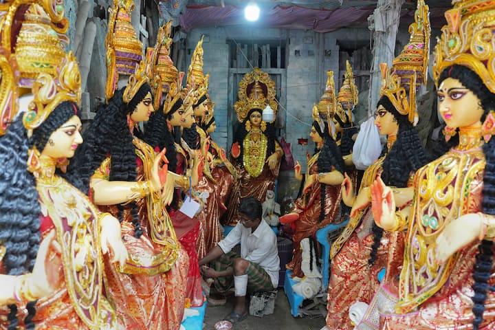 শুক্রবার দক্ষিণাবর্তিতে শঙ্খ জলে ভরে ভগবান বিষ্ণুকে অভিষেক করলে অর্থের অভাব হবে না।
