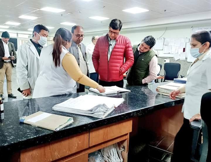 Delhi: महिला मरीज की शिकायत पर एक्शन में सौरभ भारद्वाज, शिकायत मिलने पर जांच के दिए आदेश, मचा हड़कंप Delhi Minister Saurabh Bhardwaj action on complaint of female patient gave investigation orders Delhi: महिला मरीज की शिकायत पर एक्शन में सौरभ भारद्वाज, शिकायत मिलने पर जांच के दिए आदेश, मचा हड़कंप