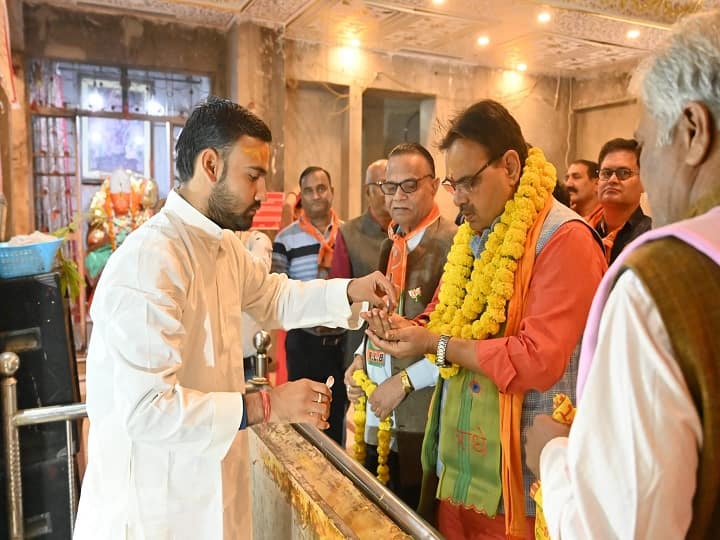 भजन लाल शर्मा के पास पांच लाख रुपये की टाटा सफारी और टीवीएस विक्टर मोटरसाइकिल है, जिसकी कीमत 35 हजार रुपये है. भजन लाल शर्मा श्री कृष्ण कन्हैया एंड कंपनी के मालिक भी हैं. इसके अलावा, उन पर 46 लाख रुपये की देनदारी भी है.