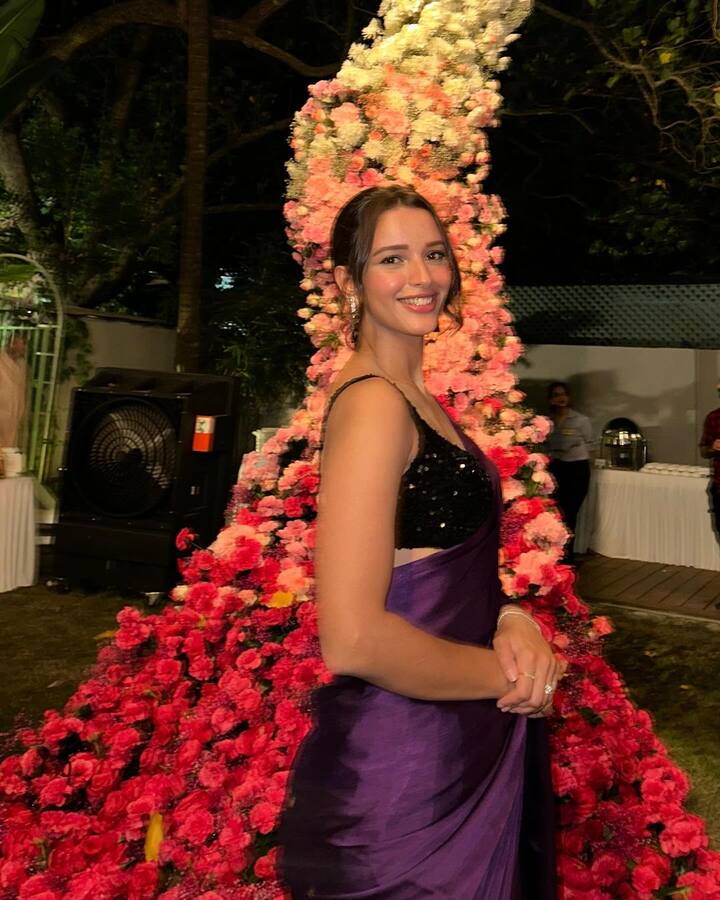 एनिमल की भाभी 2 ने पर्पल साड़ी के साथ अपने बालों को जूड़े में बांधा था और मिनिमल एक्सेसरीज़ पहनी हुई थी. वे इस लुक में हमेशा की तरह बेहद खूबसूरत लग रही थीं.