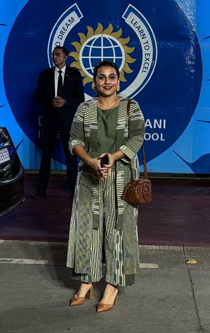 एक्ट्रेस विद्या बालन भी धीरूभाई अंबानी इंटरनेशनल स्कूल में स्पॉट की गई. जो इस दौरान काफी सिंपल सोबर लुक में नजर आईं.