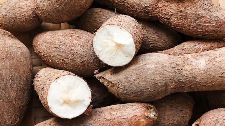 மரவள்ளிக்கிழங்கில், கார்போஹைட்ரெட், கால்சியம், பாஸ்பரஸ் மற்றும் வைட்டமின் சி சத்து மிகுந்துள்ளது.