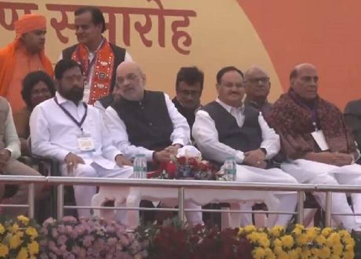 भजनलाल शर्मा के शपथ ग्रहण समारोह के दौरान पीएम नरेंद्र मोदी, केंद्रीय मंत्री अमित शाह, राजनाथ सिंह, महाराष्ट्र के सीएम एकनाथ शिंदे, भारतीय जनता पार्टी के राष्ट्रीय अध्यक्ष जेपी नड्डा समेत तमाम नेता नजर आए. अतिथिगण में पूर्व मुख्यमंत्री अशोक गहलोत और वसुंधरा राजे भी मौजूद थे.