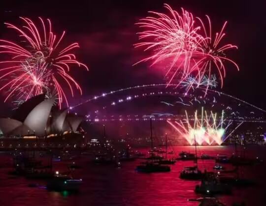 ਸਾਲ 2023 ਖਤਮ ਹੋਣ ਵਾਲਾ ਹੈ। ਹੁਣ ਇਸ ਦੇ ਆਖਰੀ ਮਹੀਨੇ 'ਚ ਕੁਝ ਹੀ ਦਿਨ ਬਚੇ ਹਨ। 2024 ਦਹਿਲੀਜ਼ 'ਤੇ ਖੜ੍ਹਾ ਹੈ, ਜਿਵੇਂ ਹੀ 2023 ਖ਼ਤਮ ਹੋਵੇਗਾ, 2024 ਐਂਟਰੀ ਕਰ ਲਵੇਗਾ। ਦੁਨੀਆ ਦੇ ਵੱਖ-ਵੱਖ ਦੇਸ਼ਾਂ ਵਿਚ ਨਵਾਂ ਸਾਲ ਵੱਖ-ਵੱਖ ਤਰੀਕਿਆਂ ਨਾਲ ਮਨਾਇਆ ਜਾਂਦਾ ਹੈ। ਨਵੇਂ ਸਾਲ ਦੀ ਸ਼ੁਰੂਆਤ ਵੱਖ-ਵੱਖ ਮਾਨਤਾਵਾਂ ਅਤੇ ਅਭਿਆਸਾਂ ਨਾਲ ਕੀਤੀ ਜਾਂਦੀ ਹੈ।