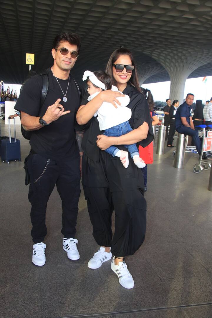 नन्ही देवी भी काफी क्यूट लग रही थीं. बिपाशा और करण की लाडली ने व्हाइट टॉप के साथ डेनिम जींस पहनी थी और व्हाइट हेयबैंड लगाया हुआ था. नन्ही सी देवी इस लुक में बेहद प्यारी लग रही थीं.