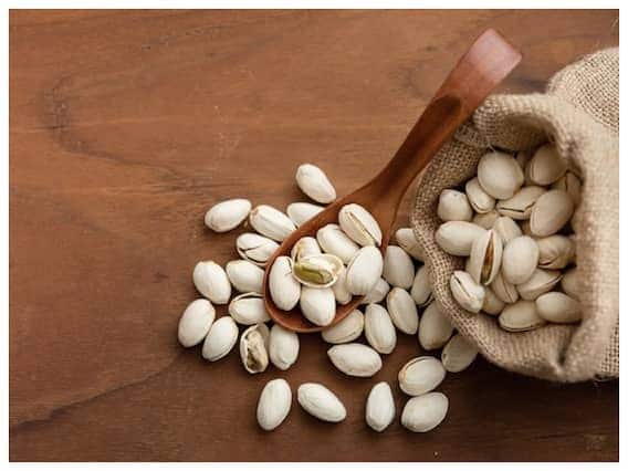 વધતા વજન અને સ્થૂળતા સંબંધિત સમસ્યાઓથી બચવા માટે પિસ્તા એક સારો વિકલ્પ બની શકે છે. પિસ્તામાં ખૂબ જ ઓછી કેલરી હોય છે પરંતુ તેમાં ફાઈબર અને પાણી વધુ માત્રામાં હોય છે.