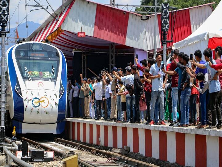 New Vande Bharat Train: देश को जल्द एक साथ तीन वंदे भारत ट्रेन का तोहफा मिलने वाला है. आइए जानते हैं कि इन ट्रेनों का संचालन किस-किस रूट में होगा.