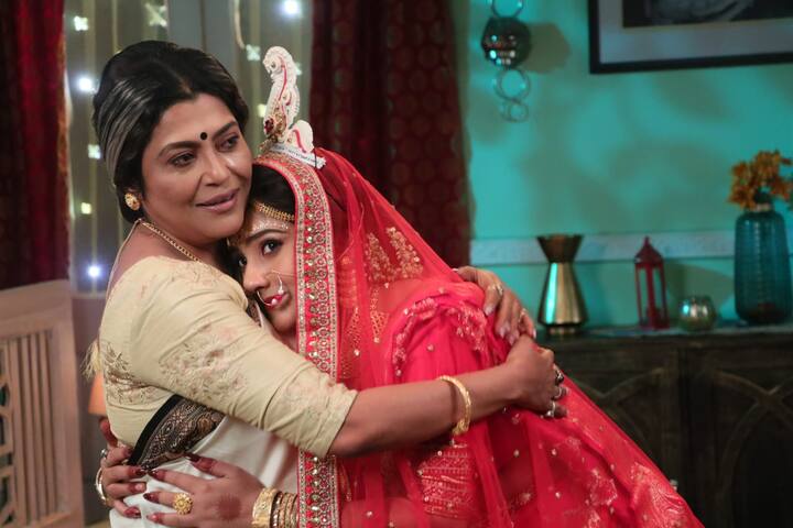 কে এই ব্যক্তি? তা নিয়ে বাড়তে থাকে জল্পনা। তিনি আচমকাই এসেই বিয়ের আচার অনুষ্ঠানে যোগ দেওয়ার চেষ্টা করতে থাকেন।