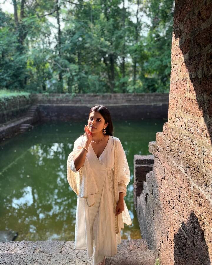 இதனையடுத்து அங்குள்ள அழகிய குளத்தின் முன் புகைப்படங்கள் எடுத்து தனது இன்ஸ்டா பக்கத்தில் பதிவிட்டுள்ளார்.