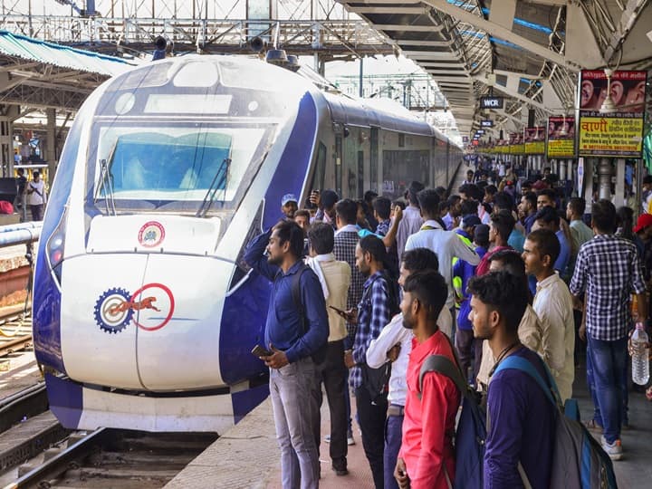 New Vande Bharat Train: भारतीय रेलवे वंदे भारत ट्रेन के नेटवर्क को देश के हर कोने तक पहुंचाने की कोशिश कर रहा है. अब इस कड़ी में एक साथ तीन वंदे भारत ट्रेन का संचालन शुरू होने जा रहा है.