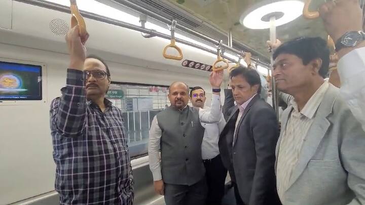 प्रवासादरम्यान त्यांनी प्रवाशांसोबत संवाद साधला.