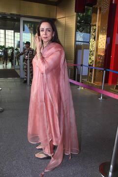 पीच कलर का सूट, माथे पर बिंदिया और हाथों में गोल्ड चूड़ियां पहने एयरपोर्ट पर स्पॉट हुईं Hema Malini , जुल्फें लहराती हुईं 'ड्रीम गर्ल' लगीं बला की खूबसूरत, तस्वीरें हो रहीं वायरल