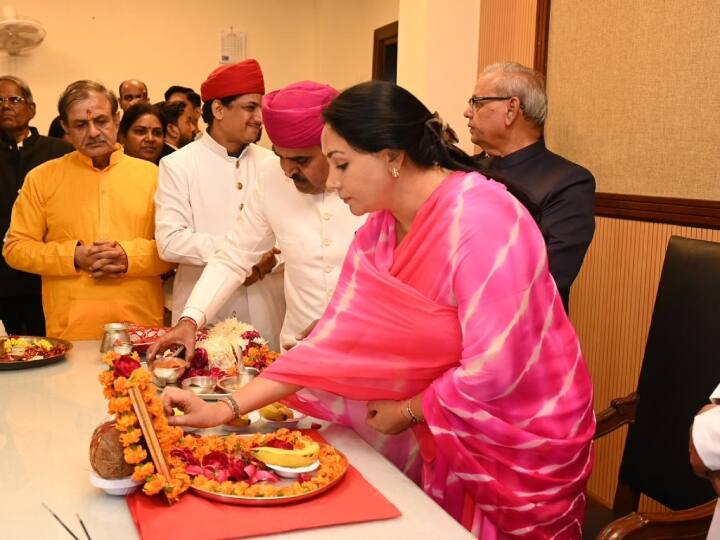 आगे राजे ने कहा कि उप मुख्यमंत्री दिया कुमारी और डॉ. प्रेमचंद बैरवा के पदभार ग्रहण कार्यक्रम में भी शामिल होकर उन्हें बधाई दी.