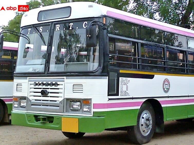 a young man protest for special seats to mens in rtc buses at armur in nizamabad Telangana News: 'ఆర్టీసీ బస్సుల్లో పురుషులకు ప్రత్యేక సీట్లు కేటాయించాలి' - బస్సుకు అడ్డంగా నిలబడి యువకుడి నిరసన, ఎక్కడంటే.?