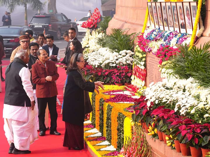 13 दिसंबर 2001 को संसद पर हुए आतंकी हमले के 21 साल पूरे हुए, जहां पीएम मोदी समेत अन्य बड़े नेताओं ने शहीदों को श्रद्धांजलि दी. (13 दिसंबर)