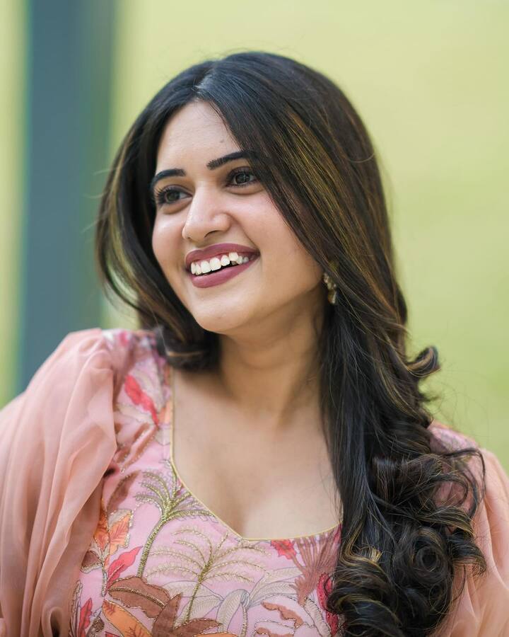 స్రవంతి చొక్కారపు షేర్ చేసిన లేటెస్ట్ ఫొటోలు సోషల్ మీడియాలో బాగా వైరల్ అవుతున్నాయి.