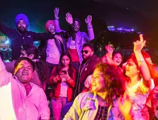 ਨਵੇਂ ਸਾਲ 'ਤੇ ਲੋਕ ਘਰ ਦੀ ਸਫ਼ਾਈ ਕਰਦੇ ਹਨ ਤਾਂ ਜੋ ਘਰ 'ਚ ਖੁਸ਼ੀਆਂ, ਸ਼ਾਂਤੀ ਅਤੇ ਪੈਸਾ ਆਵੇ। ਕੁਝ ਲੋਕ ਆਪਣੇ ਬੈਗ ਪੈਕ ਕਰਕੇ ਨਵੇਂ ਸਾਲ 'ਤੇ ਯਾਤਰਾ 'ਤੇ ਜਾਂਦੇ ਹਨ। ਕੁਝ ਲੋਕ ਹਰ ਸਾਲ ਨਵੀਆਂ ਚੀਜ਼ਾਂ ਨਹੀਂ ਖਰੀਦਦੇ। ਪਰ ਇੱਕ ਅਜਿਹਾ ਦੇਸ਼ ਹੈ ਜਿੱਥੇ ਨਵੇਂ ਸਾਲ 'ਤੇ ਇੱਕ ਵੱਖਰੀ ਰਸਮ ਹੁੰਦੀ ਹੈ।