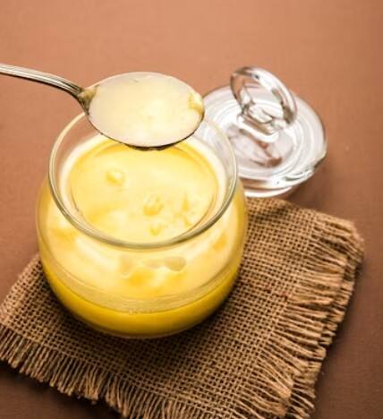 ਦੇਸੀ ਘਿਓ ਅੱਖਾਂ, ਚਮੜੀ, ਪੇਟ ਅਤੇ ਵਾਲਾਂ ਲਈ ਬਹੁਤ ਵਧੀਆ ਹੈ। ਇਹ ਕੂਲਿੰਗ ਏਜੰਟ ਵਜੋਂ ਕੰਮ ਕਰਦਾ ਹੈ। ਦੇਸੀ ਘਿਓ 'ਚ ਓਮੇਗਾ-3 ਹੁੰਦਾ ਹੈ ਜੋ ਅੱਖਾਂ ਦੀ ਰੋਸ਼ਨੀ ਵਧਾਉਣ 'ਚ ਮਦਦ ਕਰਦਾ ਹੈ। ਅੱਖਾਂ ਦੀ ਖੁਸ਼ਕੀ ਨੂੰ ਵੀ ਘੱਟ ਕਰਦਾ ਹੈ। ਇਸ ਲਈ ਕੋਸਾ ਪਾਣੀ ਪੀਣਾ ਫਾਇਦੇਮੰਦ ਹੁੰਦਾ ਹੈ।