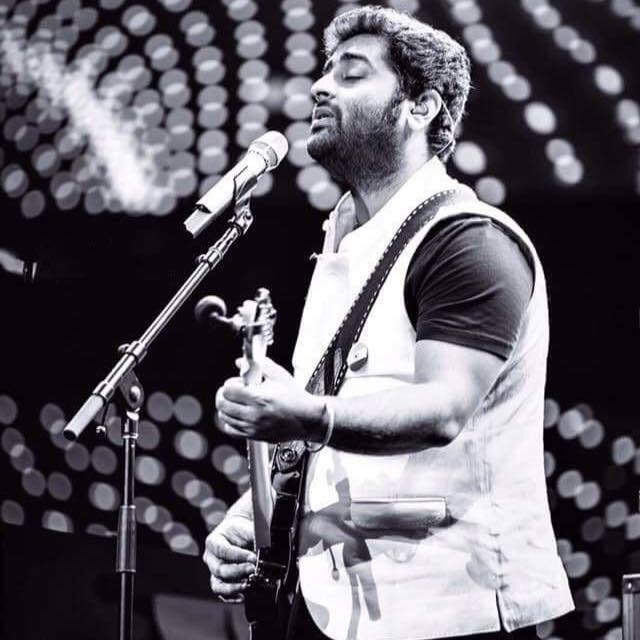 বলিউডের শীর্ষে ওঠার পথটাও নেহাৎ সহজ ছিল না তাঁর জন্য। দীর্ঘ প্রচেষ্টা.. নিজেকে ঘষামাজা আর দাঁতে দাঁত চেপে চেষ্টাই তাঁকে এনে দিয়েছে সাফল্য। তিনি অরিজিৎ সিংহ (Arijit Singh)।