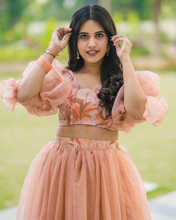 స్రవంతి ఎప్పటికప్పుడు సోషల్ మీడియాలో తన ఫొటోలు షేర్ చేస్తూ టాక్ ఆఫ్ ది టౌన్‌గా ఉంటారు.