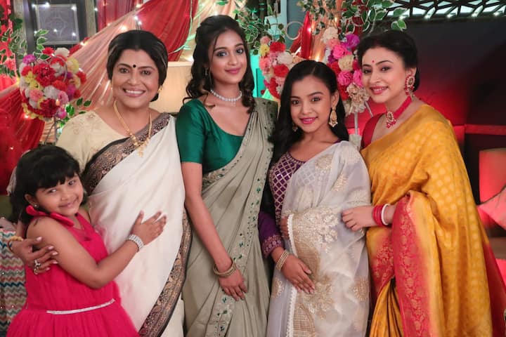 যা নিয়ে বাক-বিতণ্ডা শুরু হয় চারুশীলা ও অলোকেশের মধ্য়ে। বিবাদ পৌঁছয় চরমে। বিয়ের ঠিক আগের মুহূর্তে অসুস্থ হয়ে পড়েন চারুশীলা।