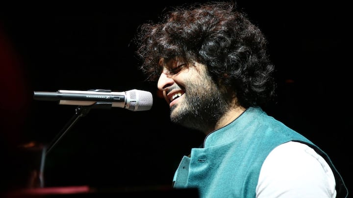গানের পাশাপাশি, ক্যামেরার কাজ, সাইক্লিং করতে ভালবাসেন অরিজিৎ। গল্পের বইও তাঁর ভীষণ প্রিয়।
