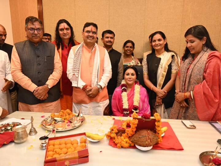 सीएम के पदभार संभालने के बाद डिप्टी सीएम राजकुमारी दीया कुमारी और प्रशांत बैरवा ने भी अपने-अपने कार्यालय जाकर अपना-अपना पदभार संभाला.