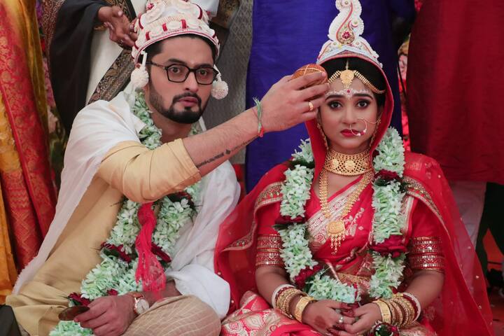 তবে বিয়ের দিনই হঠাৎই ছন্দপতন! এদিন হঠাৎই অস্মিতা মল্লিক ম্যানশনে আগমন ঘটে এক অচেনা ব্যক্তির। তার আসার পর পরিবারের লোকজনের মধ্যে শুরু হয় গুঞ্জন।