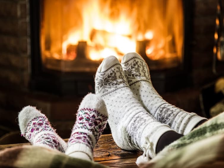 Winter Tips why should not sleep while wearing the socks marathi news Winter Tips : थंडीत तुम्हालाही मोजे घालून झोपण्याची सवय आहे? जरा थांबा, आधी तोटे जाणून घ्या