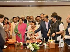 Rajasthan New CM: पदभार ग्रहण करने पहुंचे नए सीएम भजनलाल शर्मा को वसुंधरा राजे ने ऐसे दिया आशीर्वाद, देखें तस्वीरें