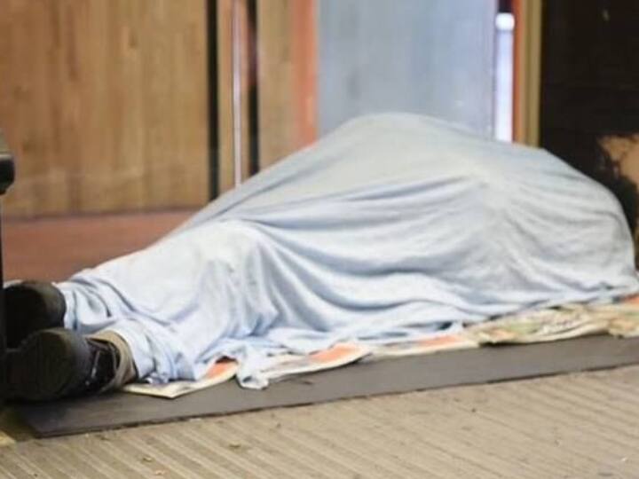 बेघर आबादी को कम करने में अमेरिका हाल के वर्षों तक लगातार प्रगति कर रहा था क्योंकि सरकार ने विशेष रूप से दिग्गजों को आवास में लाने के लिए निवेश बढ़ाने पर ध्यान केंद्रित किया था. बेघर लोगों की संख्या 2010 में लगभग 6,37,000 से घटकर 2017 में लगभग 5,54,000 हो गई थी.