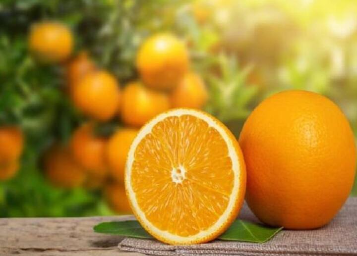 શિયાળાની ઋતુમાં બજારમાં નારંગી પુષ્કળ પ્રમાણમાં ઉપલબ્ધ હોય છે. તે વિટામિન સી અને કેલ્શિયમનો ખૂબ જ સારો સ્ત્રોત છે. તે શરીરને અનેક પ્રકારના ચેપથી બચાવવામાં મદદ કરે છે. તે રોગપ્રતિકારક શક્તિને મજબૂત કરવામાં પણ મદદ કરે છે. (PC: Freepik)