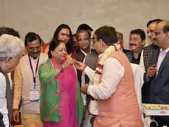 Rajasthan New CM: पदभार ग्रहण करने पहुंचे नए सीएम भजनलाल शर्मा को वसुंधरा राजे ने ऐसे दिया आशीर्वाद, देखें तस्वीरें