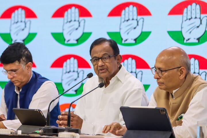 कांग्रेस के वरिष्ठ नेता और पूर्व केंद्रीय मंत्री पी चिदंबरम ने सोमवार (11 दिसंबर) को प्रेस कान्फ्रेंस की. इस दौरान अभिषेक सिंघवी भी मौजूद रहे.