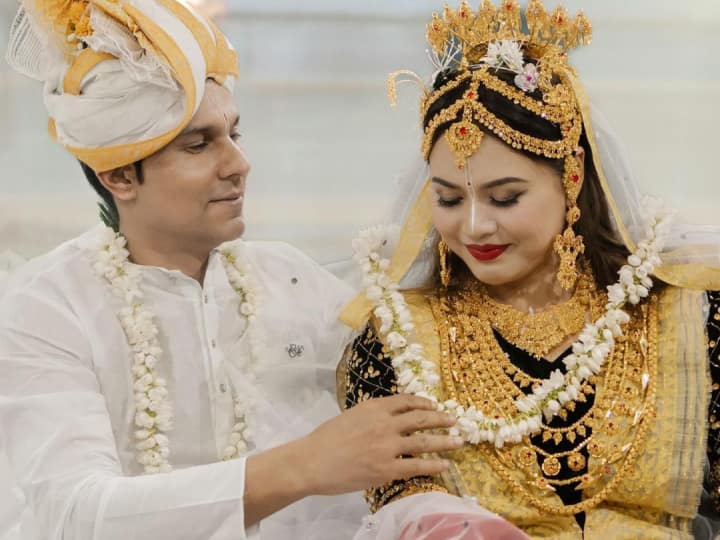 रणदीप हुडा ने 29 दिसंबर को अपनी लॉन्ग टाइम गर्लफ्रेंड लिन लैशराम से शादी रचाई है. कपल ने इंफाल में एक पारंपरिक मैतई रीति-रीवाजों से शादी की है.